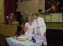 jane gwen cutting 21st cake-2